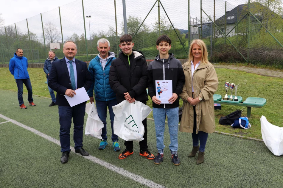 Chłopcy z Mordarki zwyciężają w Igrzyskach Młodzieży Szkolnej w Piłce Nożnej - zdjęcie 18