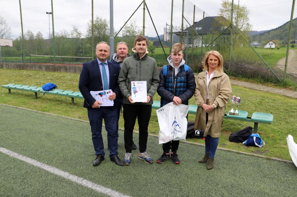 Chłopcy z Mordarki zwyciężają w Igrzyskach Młodzieży Szkolnej w Piłce Nożnej - zdjęcie 19