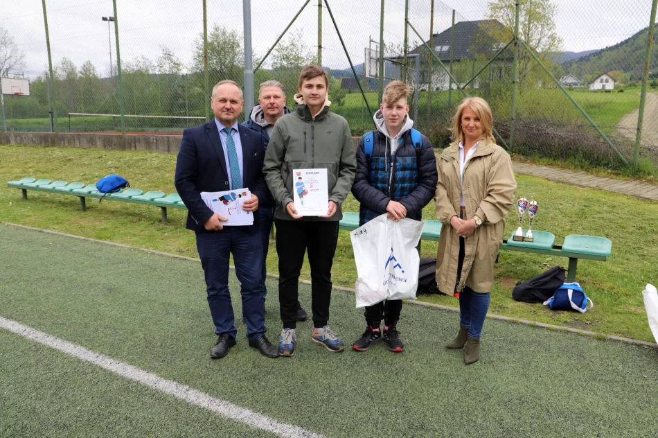 Chłopcy z Mordarki zwyciężają w Igrzyskach Młodzieży Szkolnej w Piłce Nożnej - zdjęcie 20
