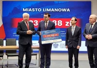 Czek na stabilizację osuwiska i odbudowę drogi - zdjęcie główne