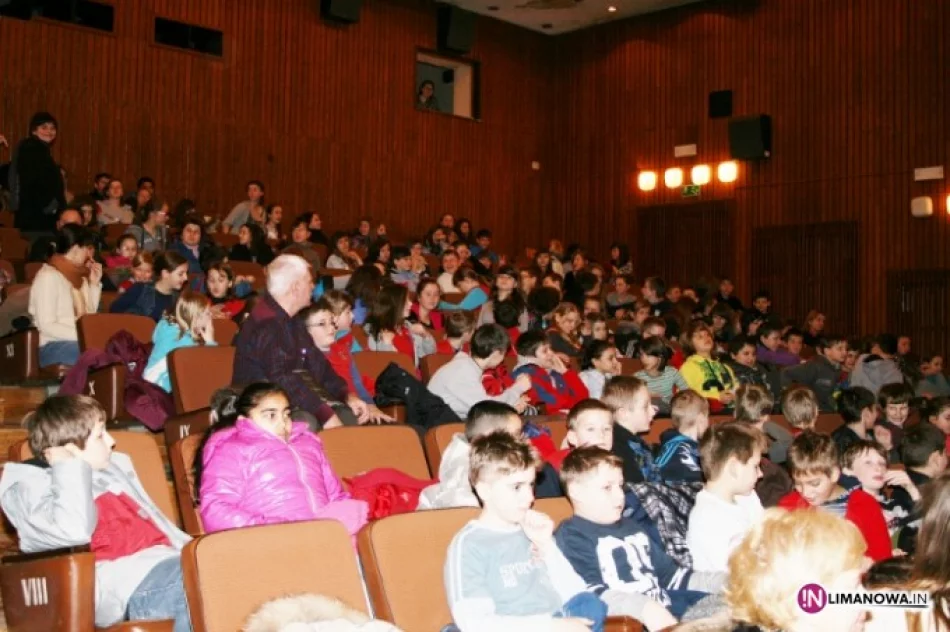 Opowieść wigilijna w wykonaniu uczniów 'jedynki' - zdjęcie 4