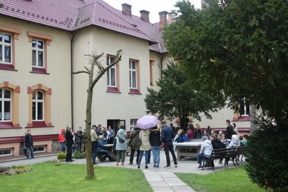 Dawny areszt - szkolną szatnią, na boisku był spacerniak - zdjęcie 5