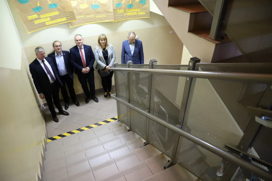 Likwidacja barier architektonicznych w budynku Szkoły Podstawowej nr 2 w Starej Wsi - zdjęcie 3