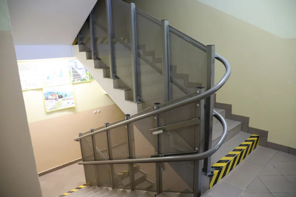 Likwidacja barier architektonicznych w budynku Szkoły Podstawowej nr 2 w Starej Wsi - zdjęcie 4