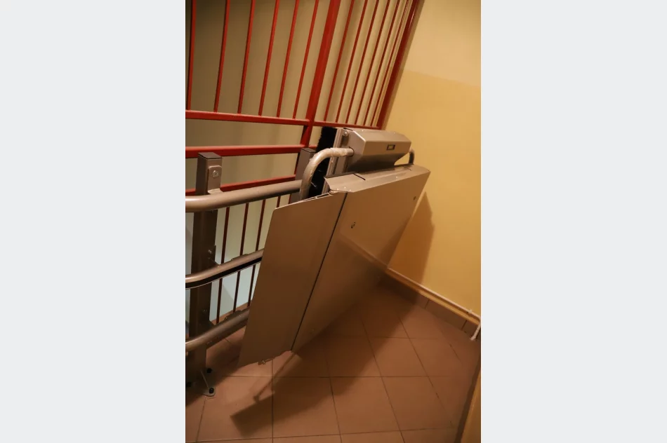 Likwidacja barier architektonicznych w budynku Szkoły Podstawowej nr 2 w Starej Wsi - zdjęcie 6