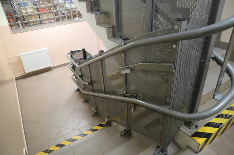 Likwidacja barier architektonicznych w budynku Szkoły Podstawowej nr 2 w Starej Wsi - zdjęcie 8