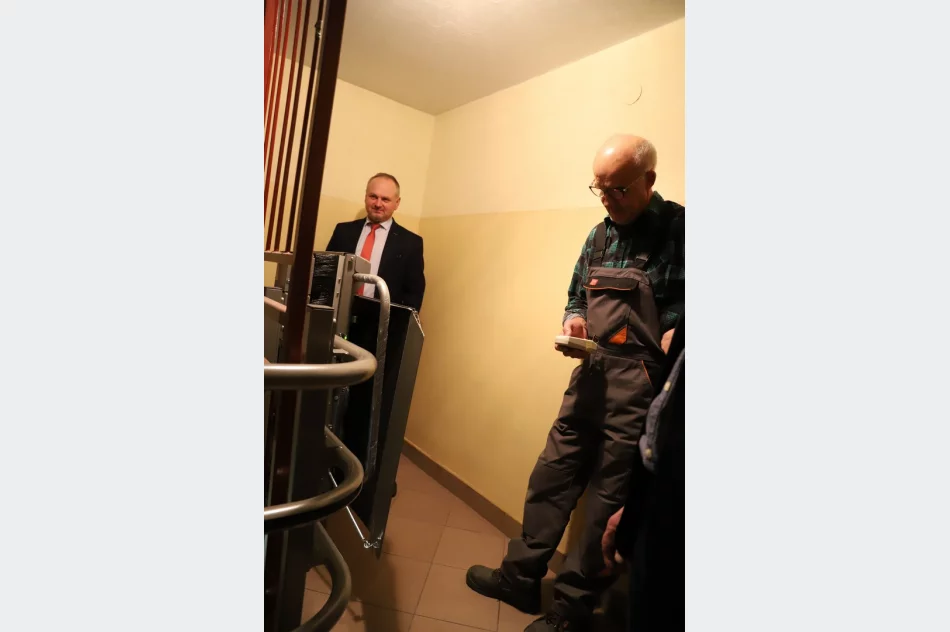 Likwidacja barier architektonicznych w budynku Szkoły Podstawowej nr 2 w Starej Wsi - zdjęcie 9