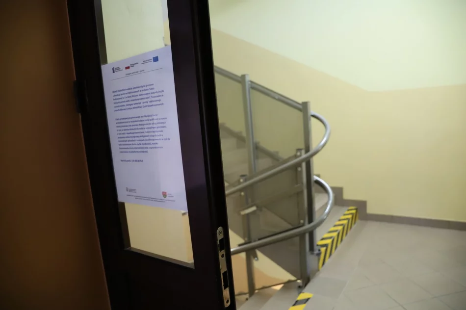 Likwidacja barier architektonicznych w budynku Szkoły Podstawowej nr 2 w Starej Wsi - zdjęcie 12