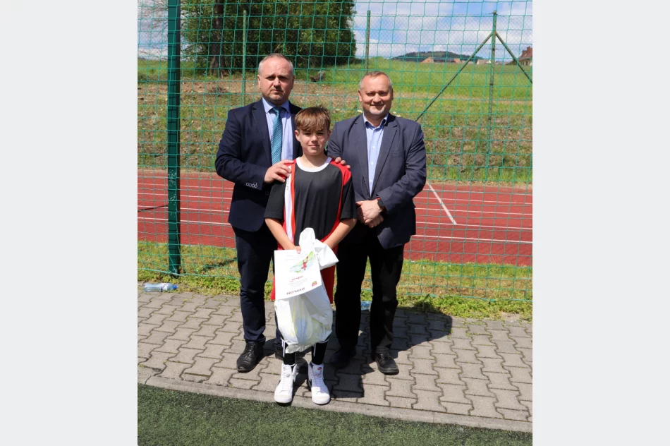 Chłopcy z Wysokiego Mistrzami Gminy Limanowa w piłce nożnej dzieci - zdjęcie 18