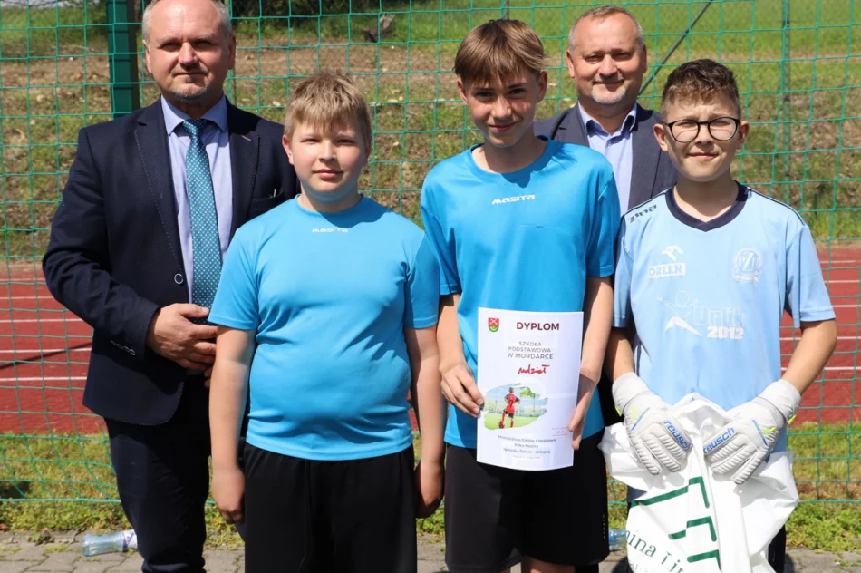 Chłopcy z Wysokiego Mistrzami Gminy Limanowa w piłce nożnej dzieci - zdjęcie 19