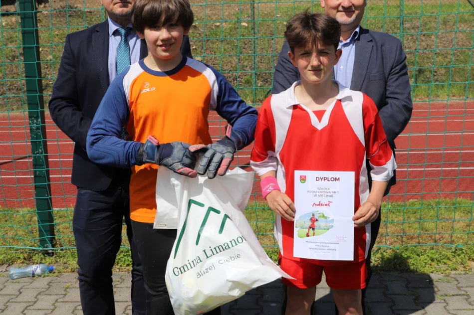 Chłopcy z Wysokiego Mistrzami Gminy Limanowa w piłce nożnej dzieci - zdjęcie 20