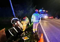 Auto wypadło z drogi i uderzyło w słup - zdjęcie główne