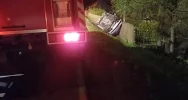 Auto wypadło z drogi i uderzyło w słup - zdjęcie 2