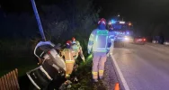 Auto wypadło z drogi i uderzyło w słup - zdjęcie 3