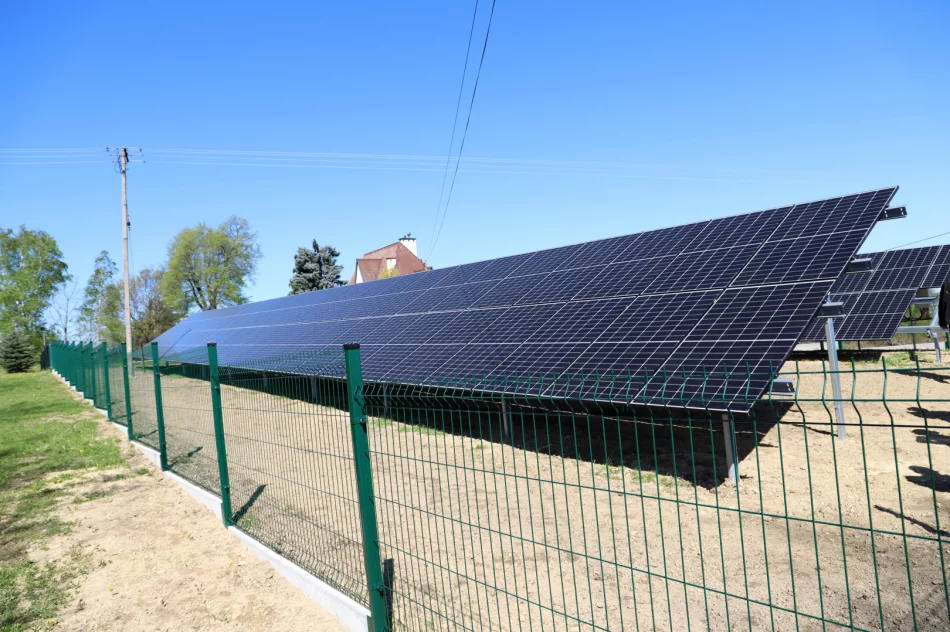 W Starym Rybiu wykonano pierwszą gminną instalację fotowoltaiczną. - zdjęcie 3