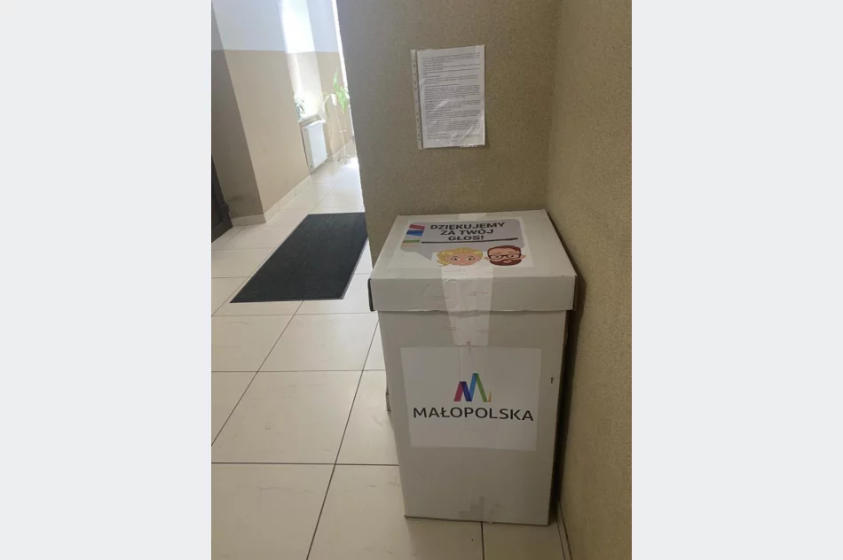 Rozpoczęcie głosowania w Budżecie Obywatelskim Województwa Małopolskiego - urna w Urzędzie Gminy Limanowa - zdjęcie 2