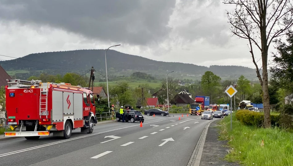 Zderzenie pojazdów, kobieta z dwójką dzieci w szpitalu - zdjęcie 1