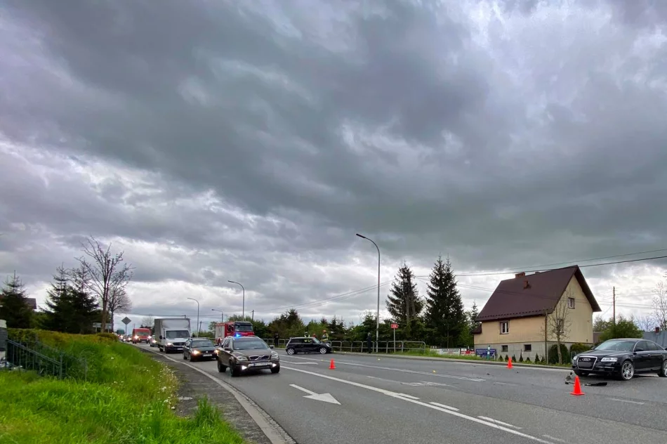 Zderzenie pojazdów, kobieta z dwójką dzieci w szpitalu - zdjęcie 3