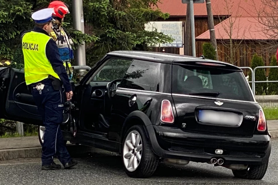 Zderzenie pojazdów, kobieta z dwójką dzieci w szpitalu - zdjęcie 4