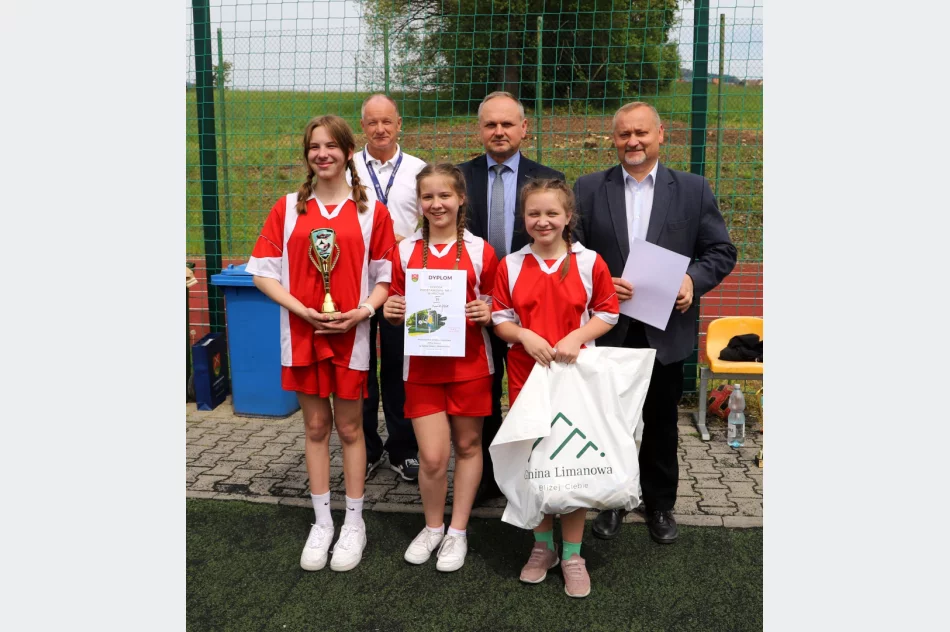 Dziewczyny z Mordarki Mistrzami Gminy Limanowa w piłce nożnej dzieci - zdjęcie 2