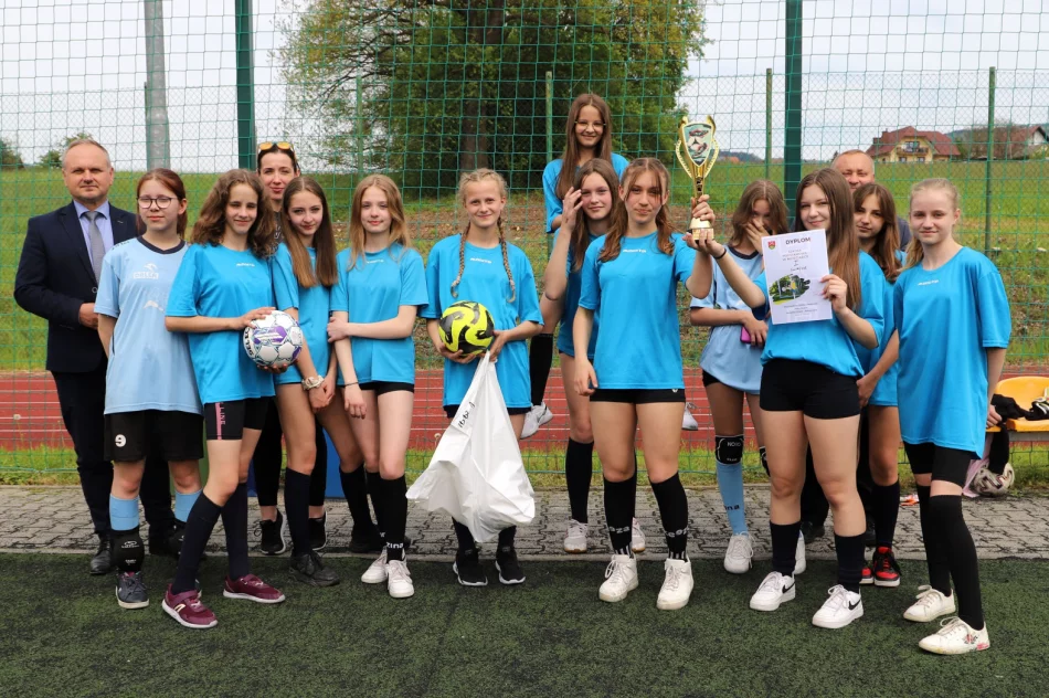 Dziewczyny z Mordarki Mistrzami Gminy Limanowa w piłce nożnej dzieci - zdjęcie 3