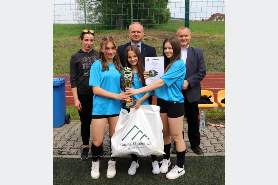 Dziewczyny z Mordarki Mistrzami Gminy Limanowa w piłce nożnej dzieci - zdjęcie 4