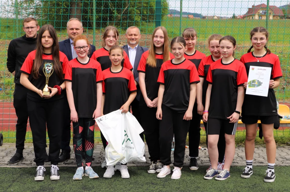 Dziewczyny z Mordarki Mistrzami Gminy Limanowa w piłce nożnej dzieci - zdjęcie 5