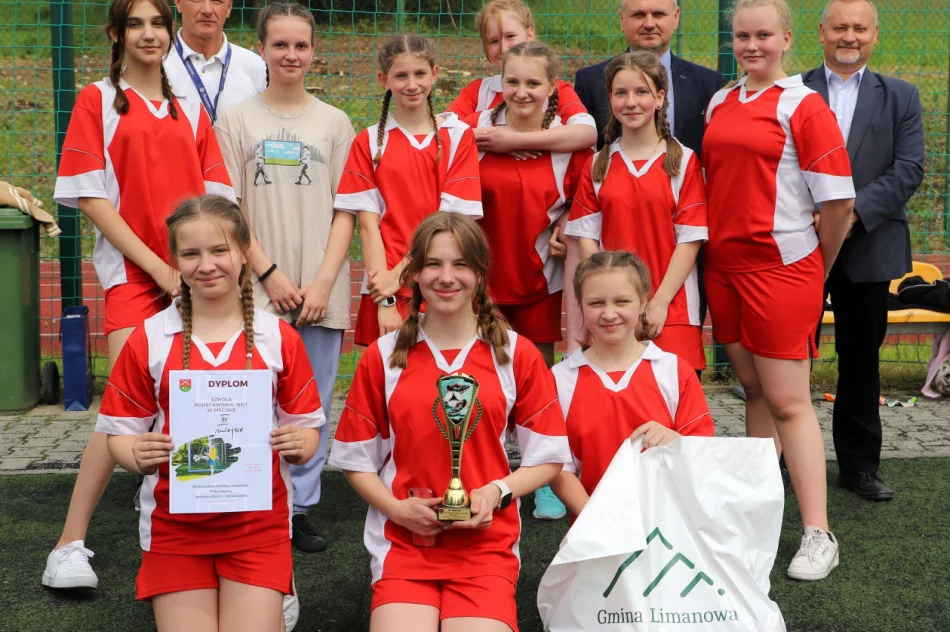 Dziewczyny z Mordarki Mistrzami Gminy Limanowa w piłce nożnej dzieci - zdjęcie 6