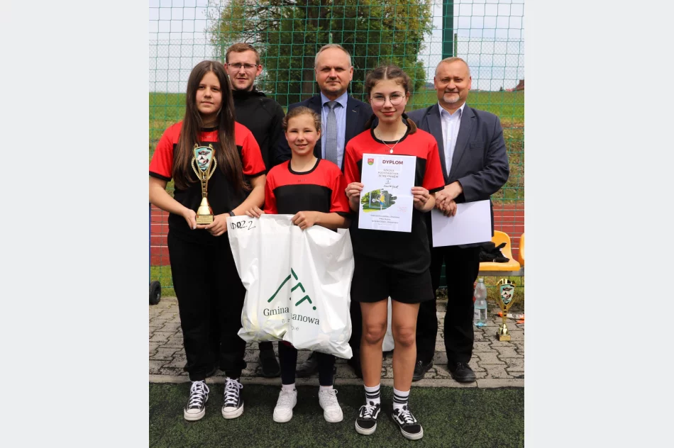Dziewczyny z Mordarki Mistrzami Gminy Limanowa w piłce nożnej dzieci - zdjęcie 7