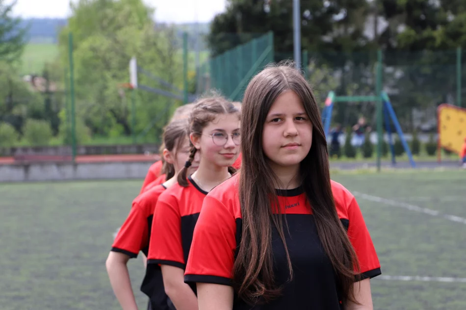 Dziewczyny z Mordarki Mistrzami Gminy Limanowa w piłce nożnej dzieci - zdjęcie 8