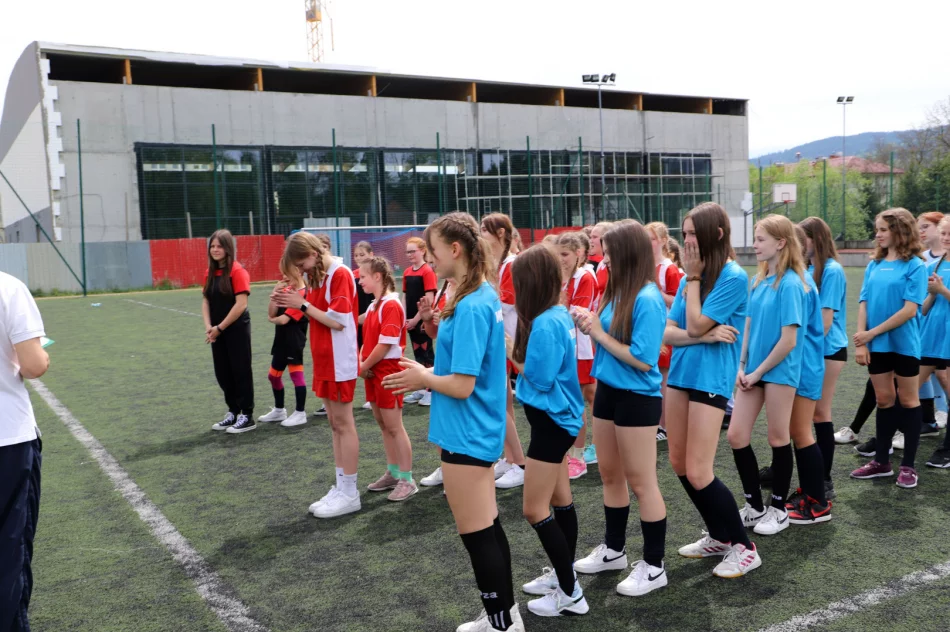Dziewczyny z Mordarki Mistrzami Gminy Limanowa w piłce nożnej dzieci - zdjęcie 11