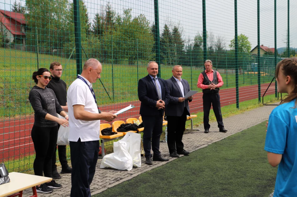 Dziewczyny z Mordarki Mistrzami Gminy Limanowa w piłce nożnej dzieci - zdjęcie 13