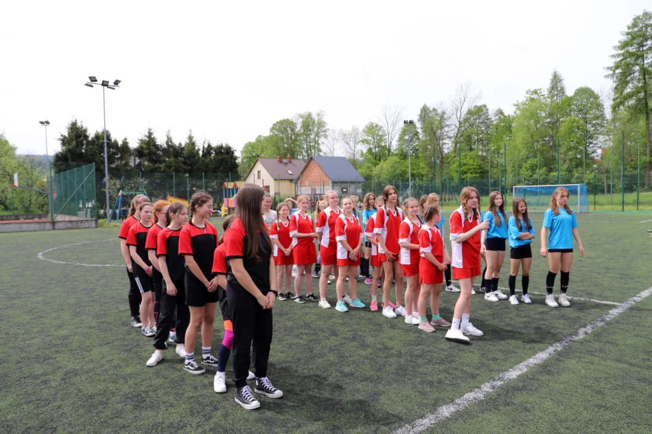 Dziewczyny z Mordarki Mistrzami Gminy Limanowa w piłce nożnej dzieci - zdjęcie 14