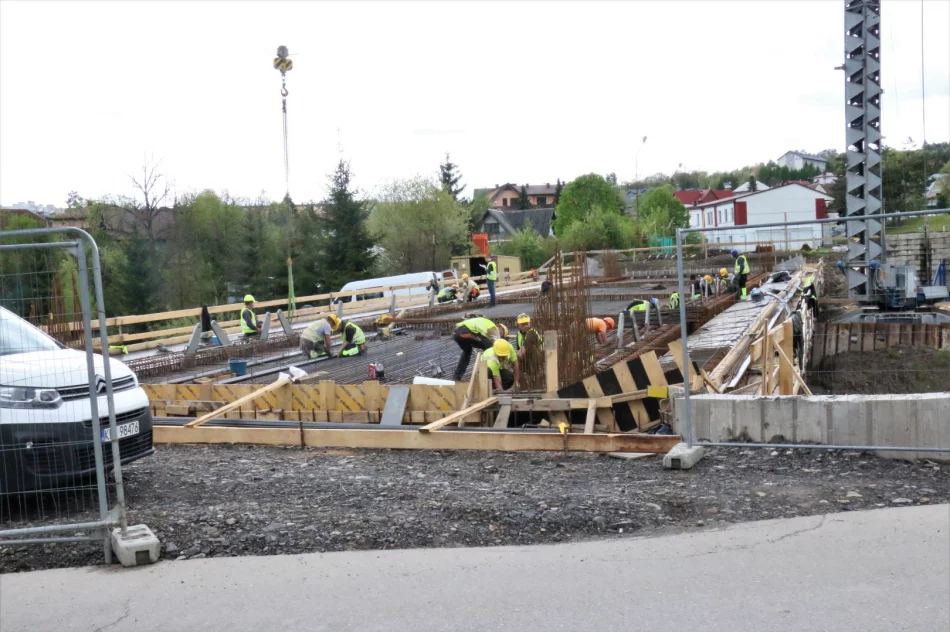 Zaawansowane prace przy budowie mostu łączącego ulicę W. Sikorskiego z ul. J. Marka, trwają remonty dróg - zdjęcie 2