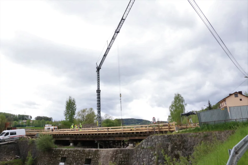 Zaawansowane prace przy budowie mostu łączącego ulicę W. Sikorskiego z ul. J. Marka, trwają remonty dróg - zdjęcie 11