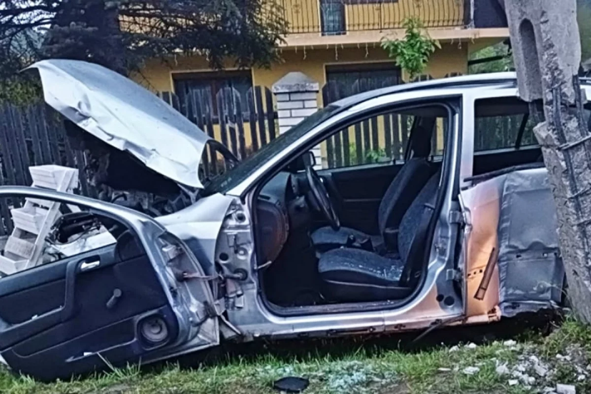 Rozbity samochód, dwie osoby w szpitalu