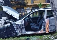Rozbity samochód, dwie osoby w szpitalu - zdjęcie główne