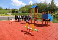 Nowy plac zabaw dla dzieci przy Szkole Podstawowej nr 1 w Siekierczynie - zdjęcie główne