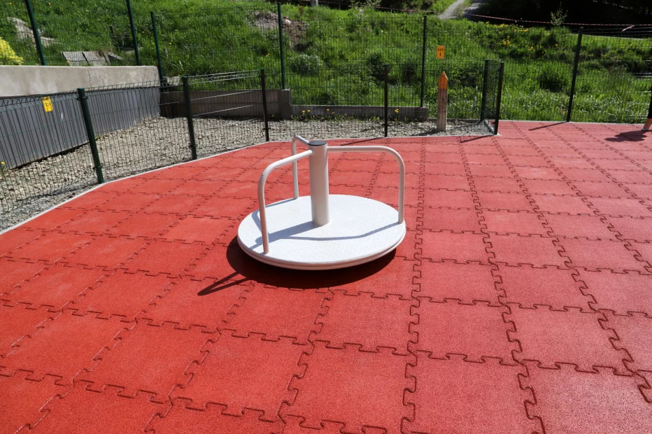 Nowy plac zabaw dla dzieci przy Szkole Podstawowej nr 1 w Siekierczynie - zdjęcie 3