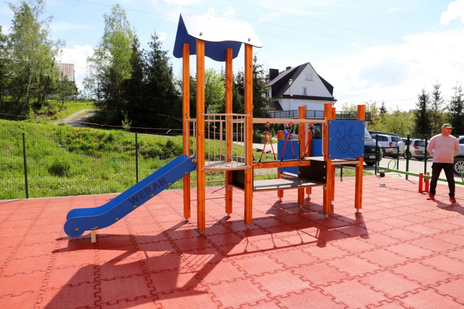 Nowy plac zabaw dla dzieci przy Szkole Podstawowej nr 1 w Siekierczynie - zdjęcie 5