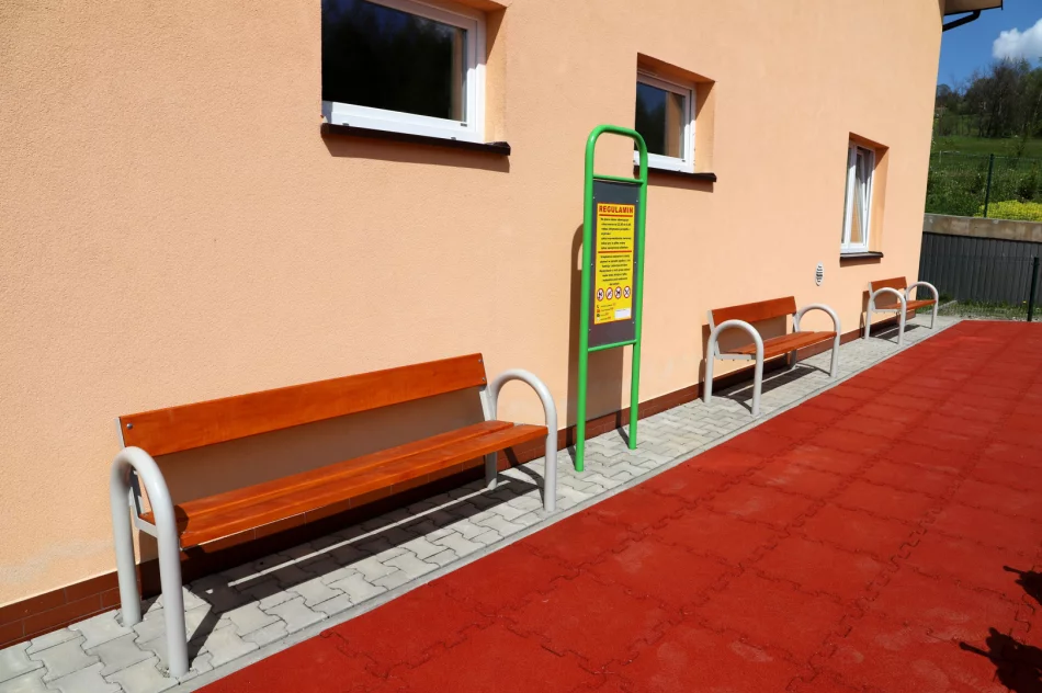 Nowy plac zabaw dla dzieci przy Szkole Podstawowej nr 1 w Siekierczynie - zdjęcie 10