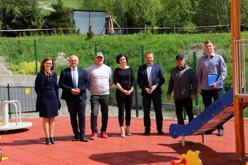 Nowy plac zabaw dla dzieci przy Szkole Podstawowej nr 1 w Siekierczynie - zdjęcie 11