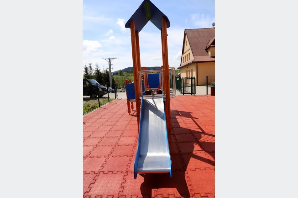 Nowy plac zabaw dla dzieci przy Szkole Podstawowej nr 1 w Siekierczynie - zdjęcie 12