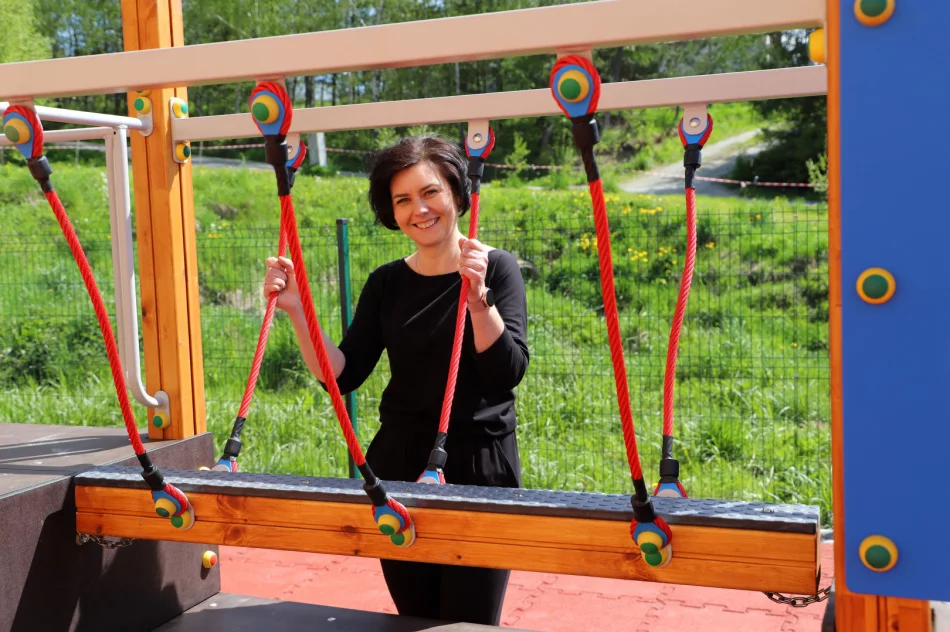 Nowy plac zabaw dla dzieci przy Szkole Podstawowej nr 1 w Siekierczynie - zdjęcie 13