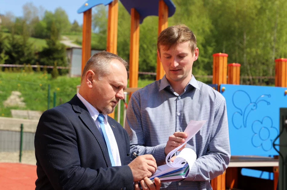 Nowy plac zabaw dla dzieci przy Szkole Podstawowej nr 1 w Siekierczynie - zdjęcie 14