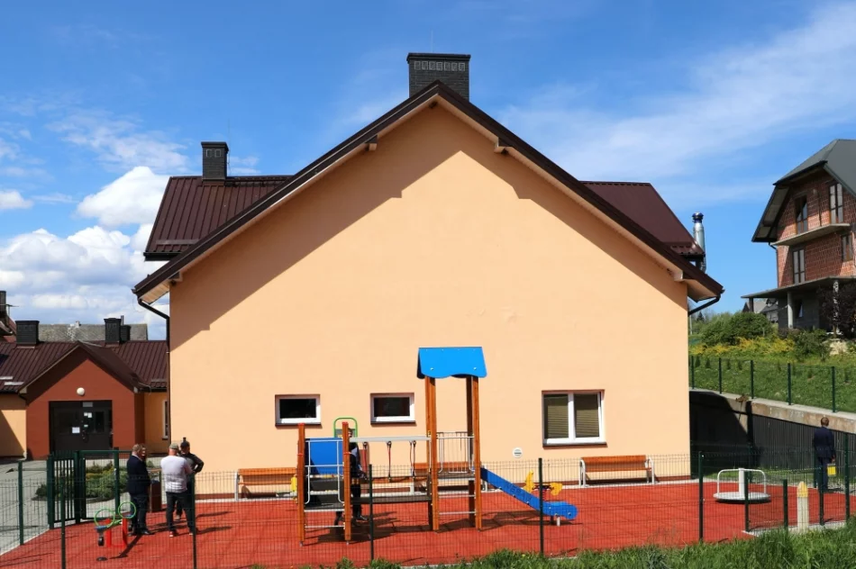  Odebrano nowy plac zabaw - zdjęcie 11