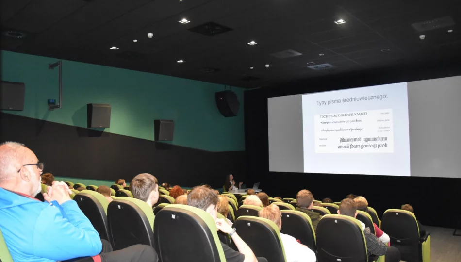 W Miejskiej Bibliotece Publicznej odbył się wykład inaugurujący projekt pt. „Pismo, książka…jak to się zaczęło?” - zdjęcie 1