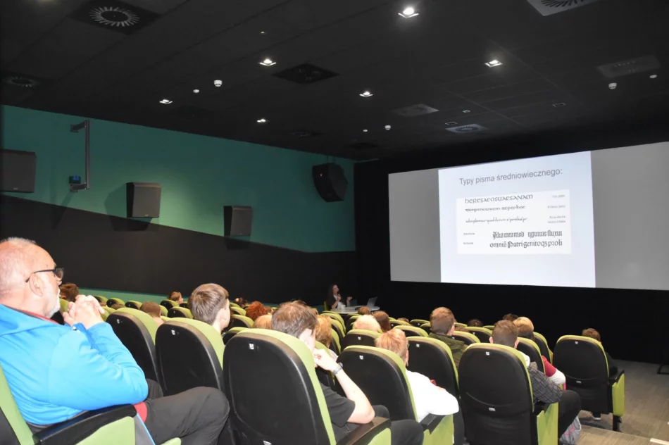 W Miejskiej Bibliotece Publicznej odbył się wykład inaugurujący projekt pt. „Pismo, książka…jak to się zaczęło?” - zdjęcie 2