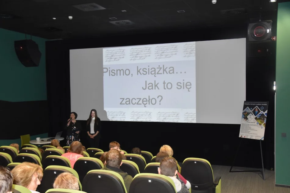 W Miejskiej Bibliotece Publicznej odbył się wykład inaugurujący projekt pt. „Pismo, książka…jak to się zaczęło?” - zdjęcie 3