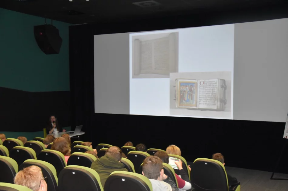 W Miejskiej Bibliotece Publicznej odbył się wykład inaugurujący projekt pt. „Pismo, książka…jak to się zaczęło?” - zdjęcie 7